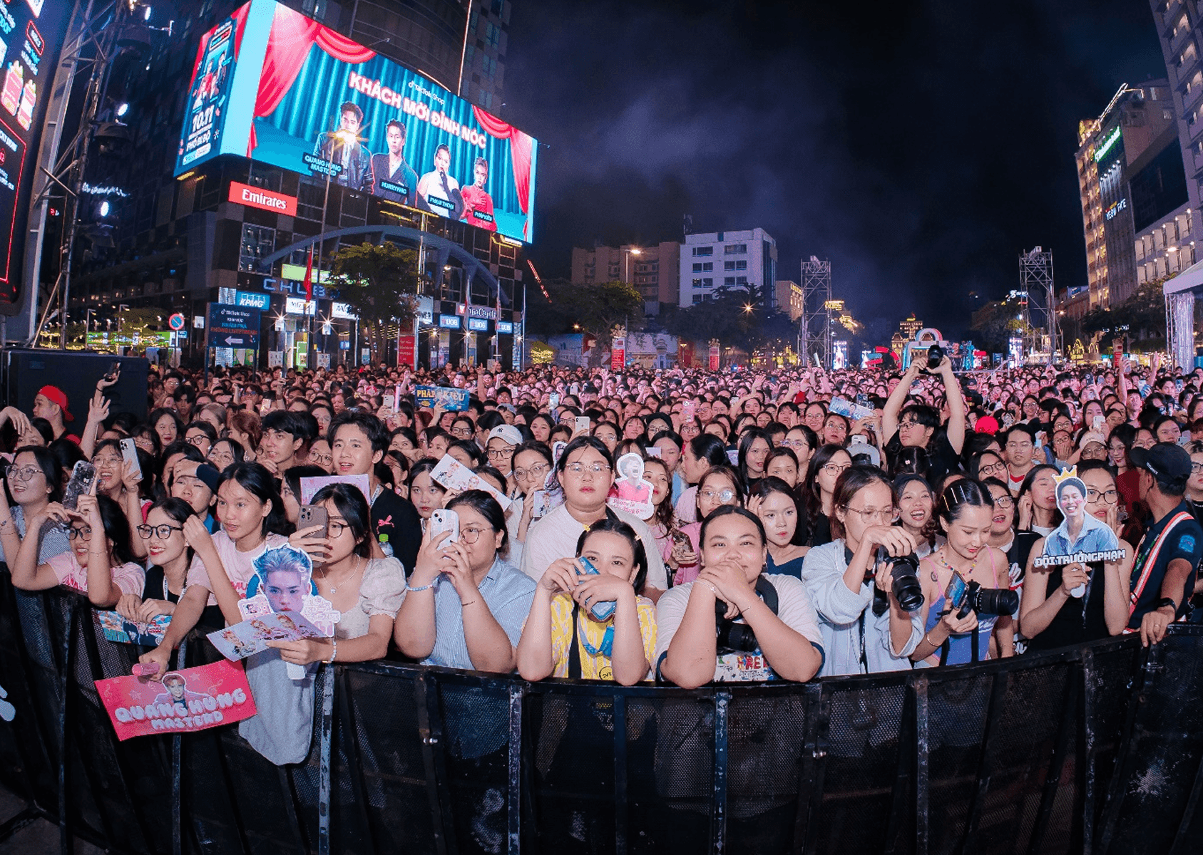 people piled up at the event